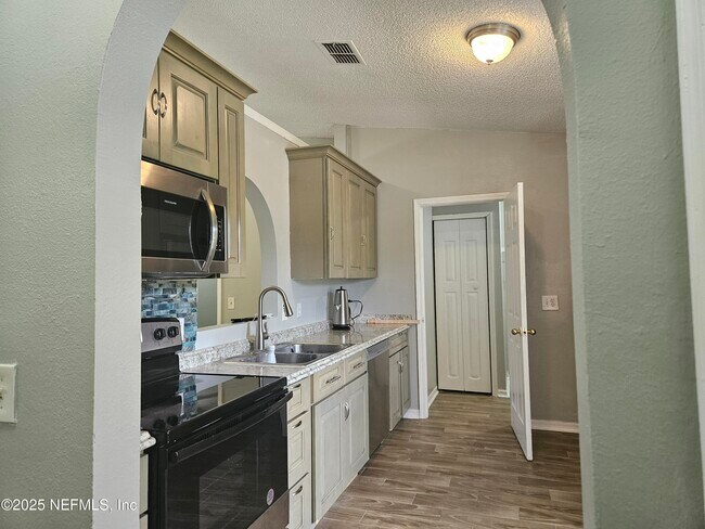 Building Photo - 2715 Lantana Lakes Dr