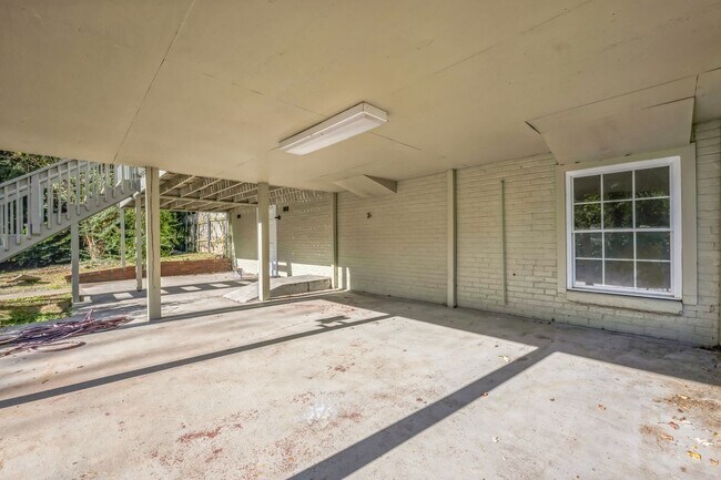 Building Photo - 2161 Chapel Hill Rd