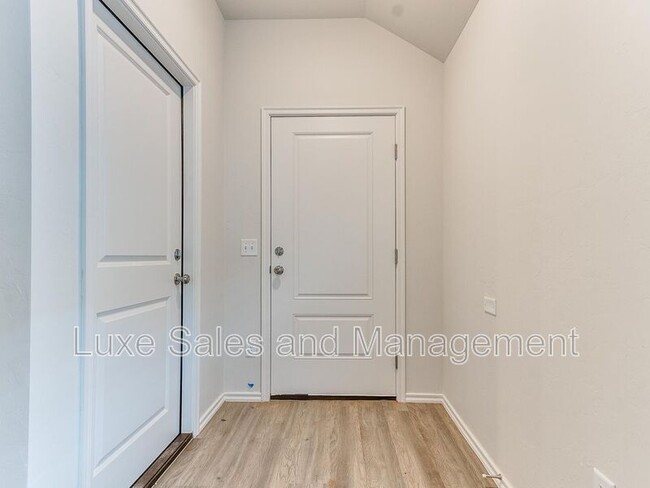 Building Photo - 3703 N Divis Ave