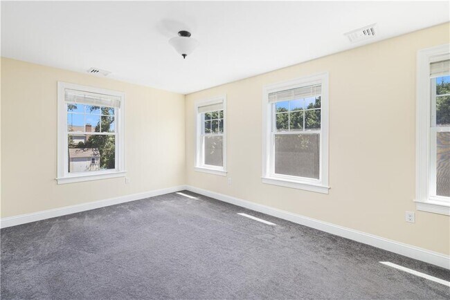Building Photo - 20 Vanderbilt Ln