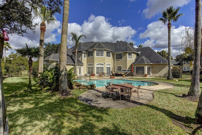 Building Photo - 13703 Lakeshore Way Cove