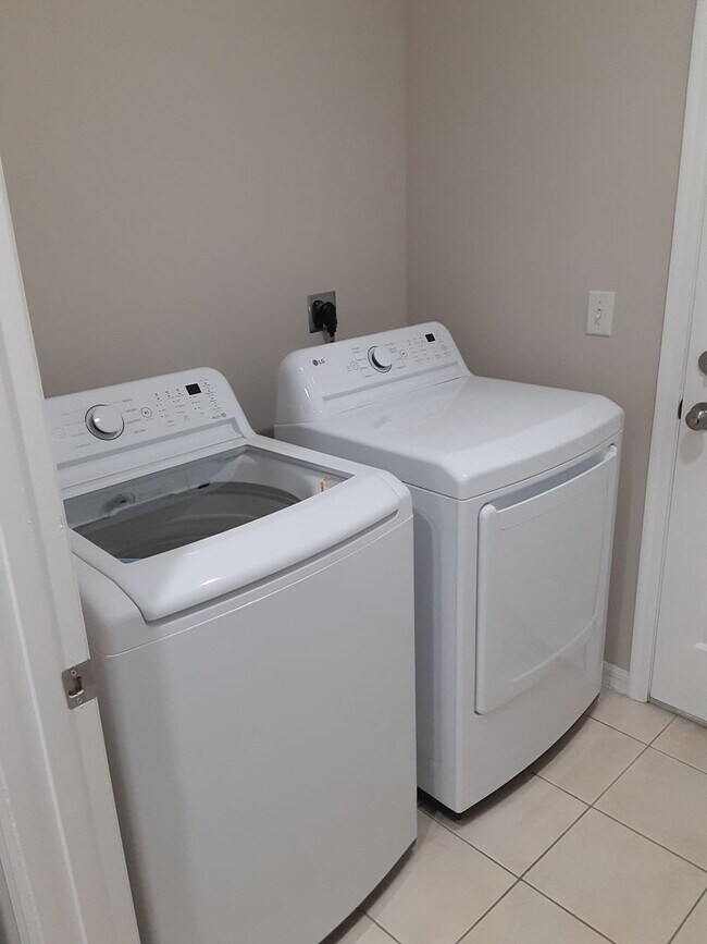 Building Photo - Stunning Short Term Rental!