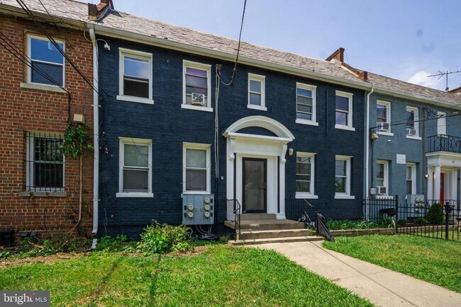 Building Photo - 182 36th St NE