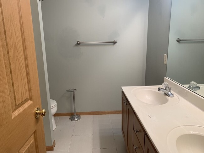 Building Photo - Beautiful 2 Bed/1.5 Bath townhome, with extra large open concept living space - Available Mar 1