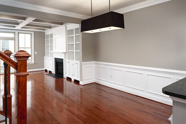 Building Photo - 2638 S Kenmore Ct