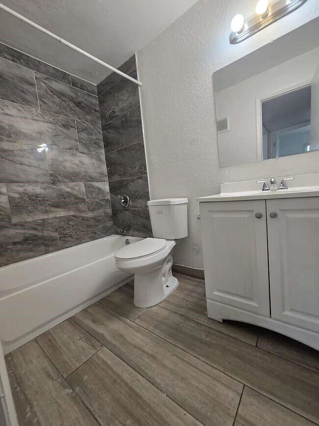 Building Photo - 2719 NW 39th Terrace