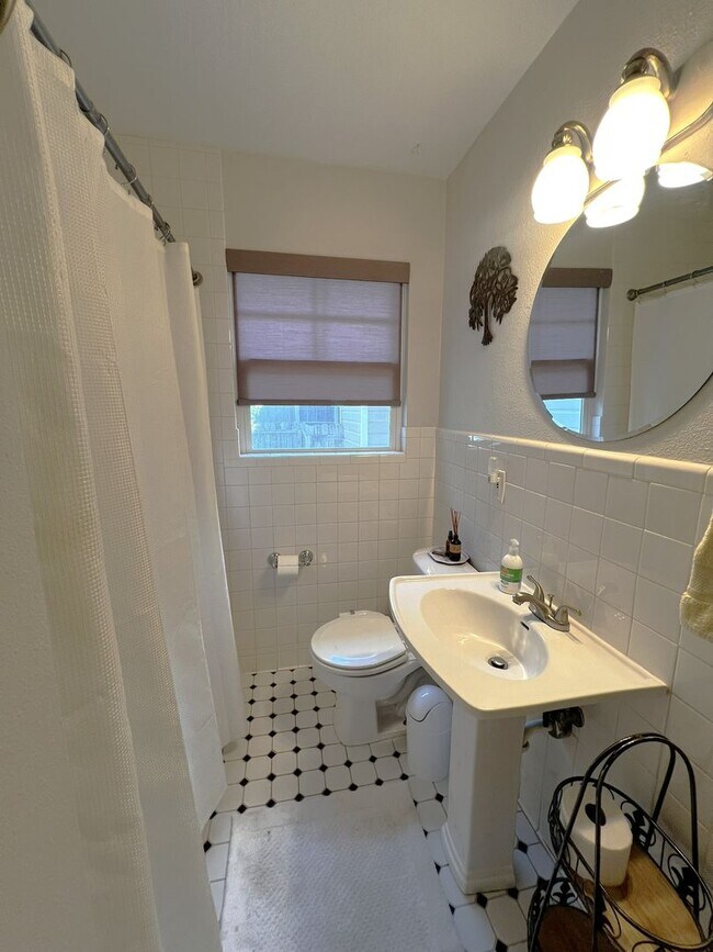 Building Photo - Furnished 2/2 Home in Crestview 3-12 month lease terms available