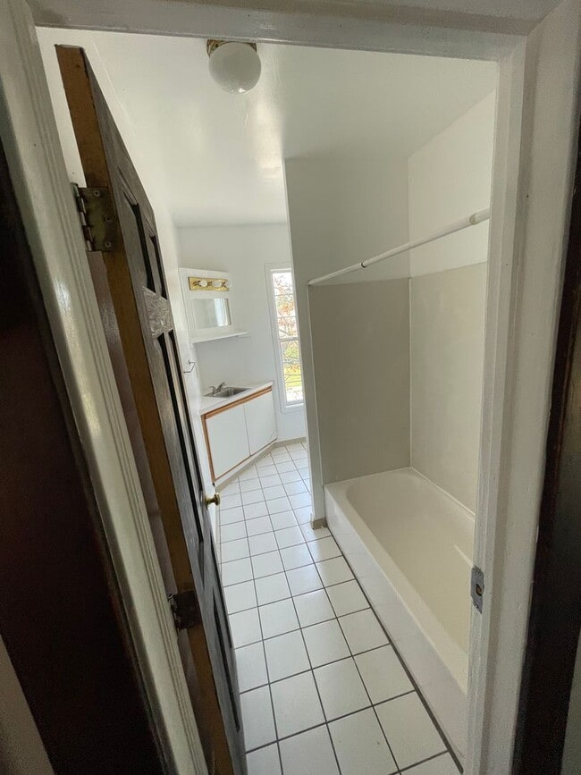 Building Photo - 4 bedroom 2 full bath House