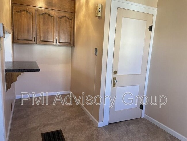 Building Photo - 721 SW Park Ln