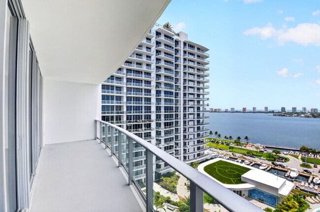 Building Photo - 220 Lake Shore Dr