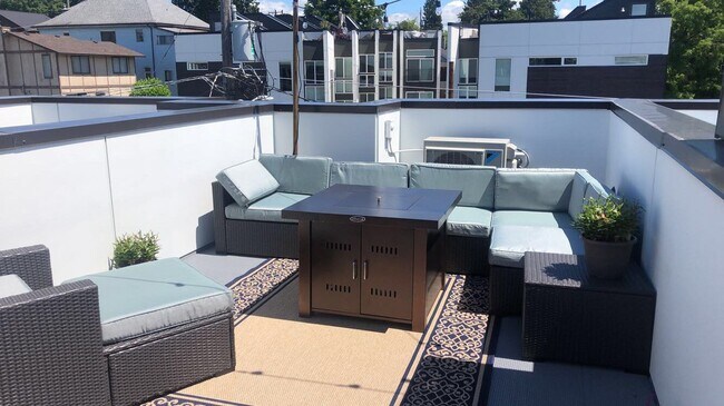 Rooftop Deck - 207 16th Ave