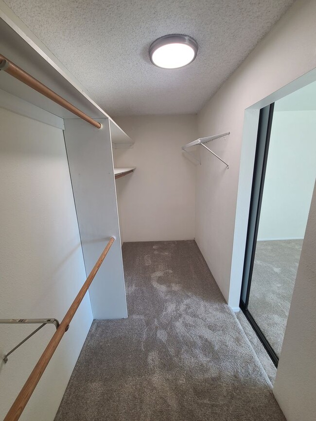 Building Photo - Spacious Two story 3 bed 2.5 baths + 2 car garage in great school district.