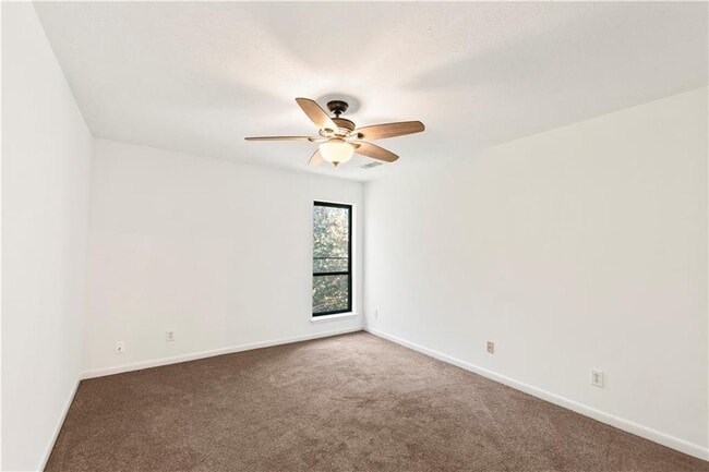 Building Photo - 2685 Meadowlawn Dr