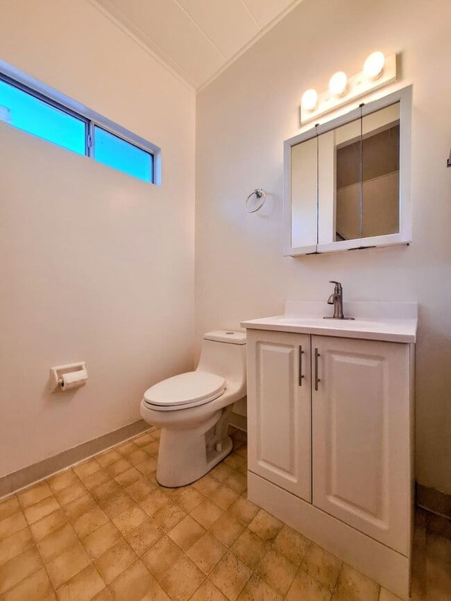 Building Photo - Cat Friendly 2bd Duplex w/Private Patio & Attached Garage