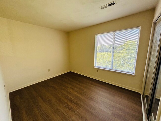 Building Photo - 824 Cascade Ct