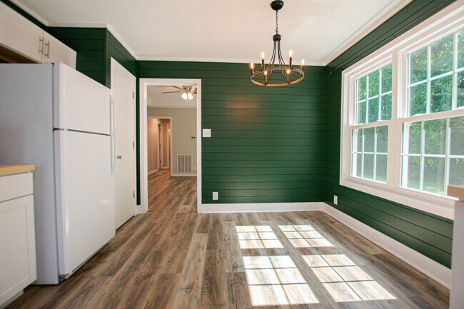 Building Photo - Updated Three Bedroom!