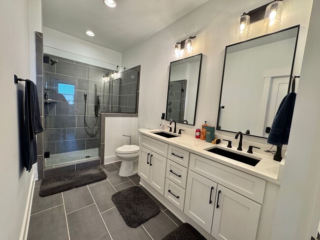 Building Photo - 2 Bed, 2.5 Bath Townhome with 2 Reserved Parking Spots