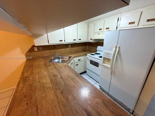 Building Photo - 2560 W 53rd St