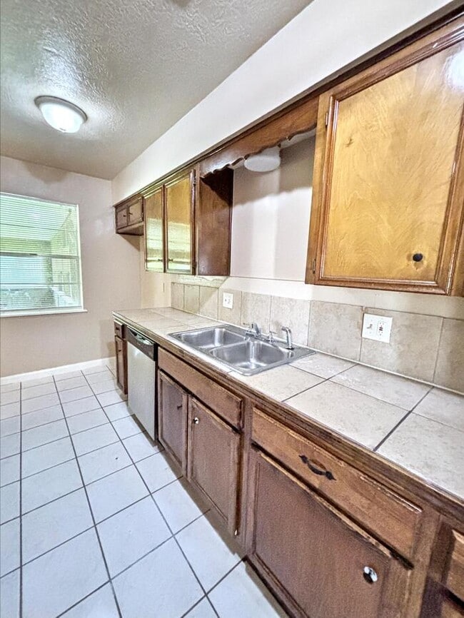 Building Photo - 3-Bedroom, 2-Bathroom Home in Convenient L...