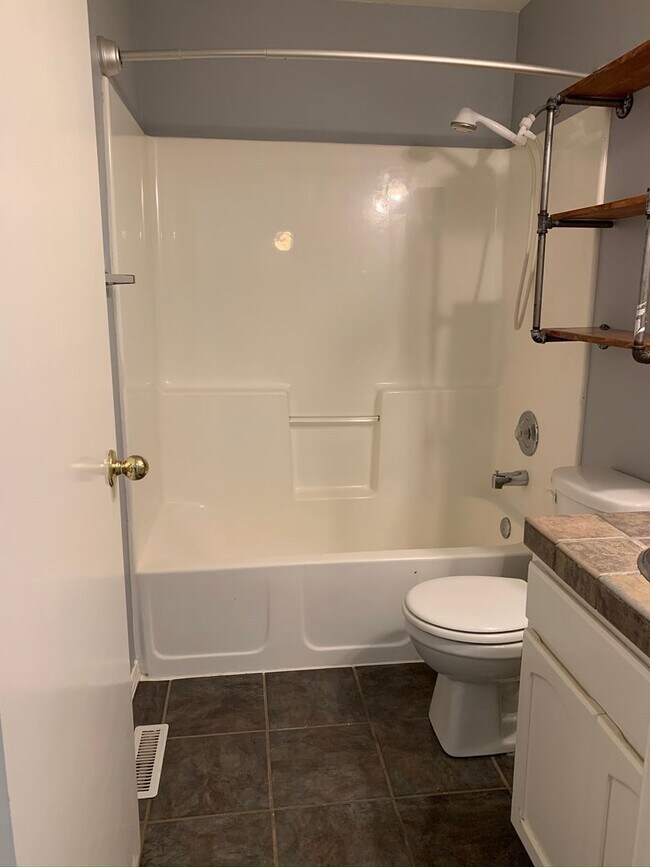 Building Photo - Charming 3 bed 2 bath home in a quiet Boise Neighborhood just off Glenwood and Hill Rd.