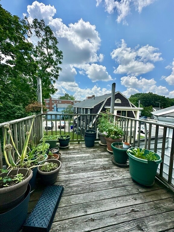 Building Photo - 512 Centre St