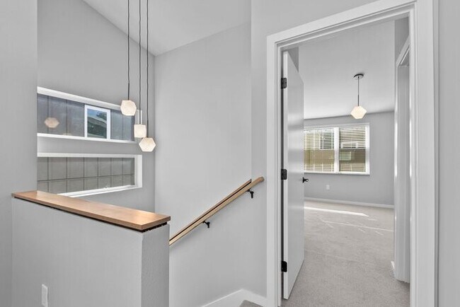 Building Photo - Stunning Othello Park Designer Townhome with Air Conditioning