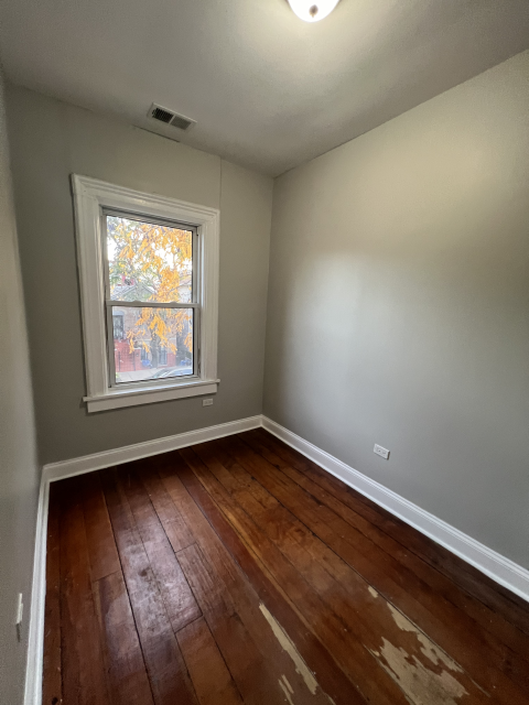 Building Photo - 3 bedroom in Chicago IL 60608