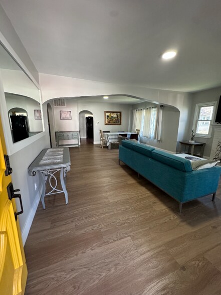 Building Photo - 805 E Taylor St