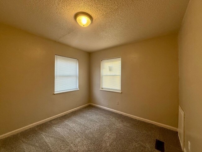 Building Photo - 713 S Oliver Ave