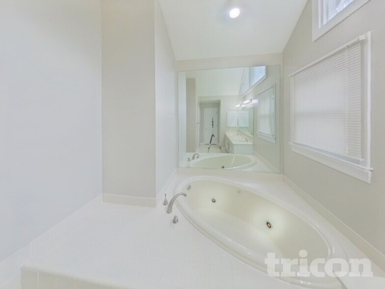 Building Photo - 215 Comstock Ct