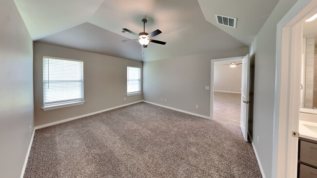 Building Photo - Luxury 4 Bedroom 2 Bathroom Home in Norman...