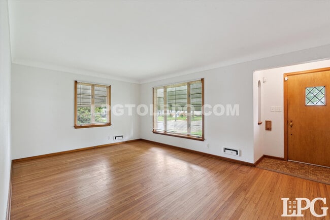 Building Photo - 3132 Mulberry St
