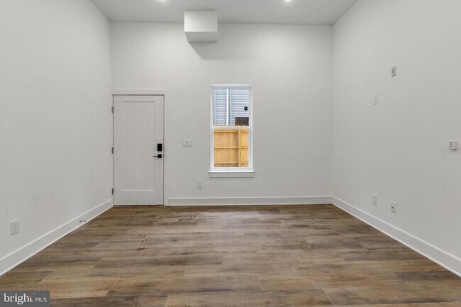 Building Photo - 2214 N Front St