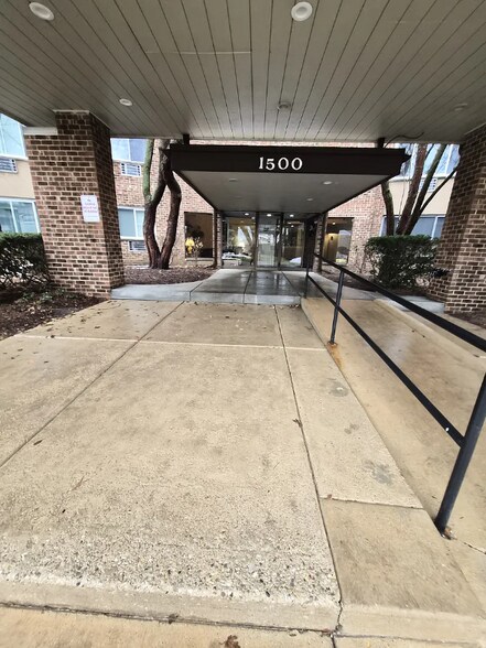 Building Photo - 1500 Robin Cir