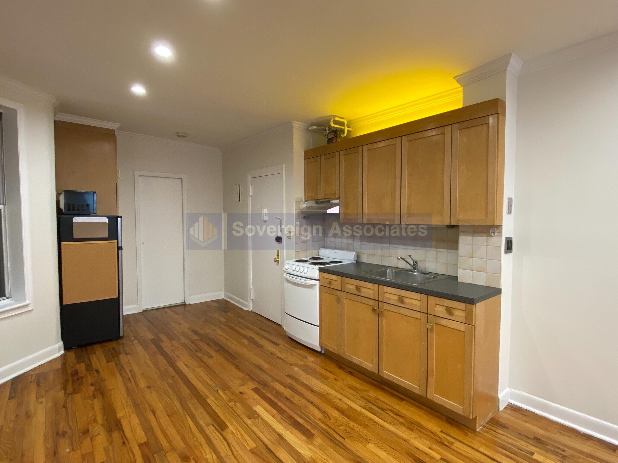 Building Photo - 527 W 48th St