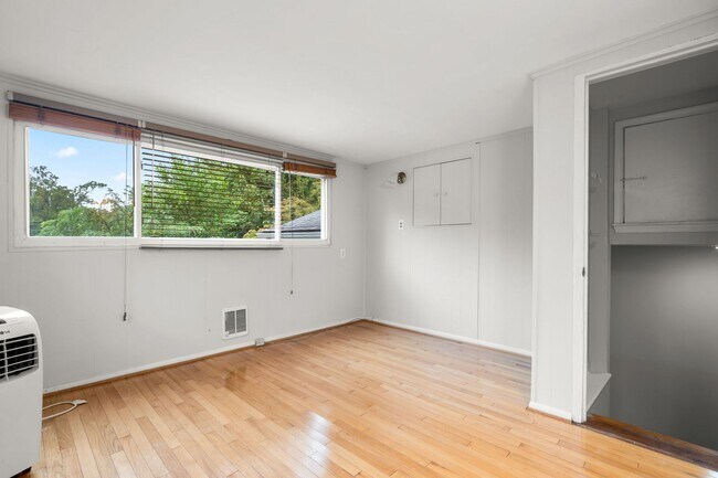 Building Photo - 3 Bed 2 Bath - Takoma Park Split Level - 1...