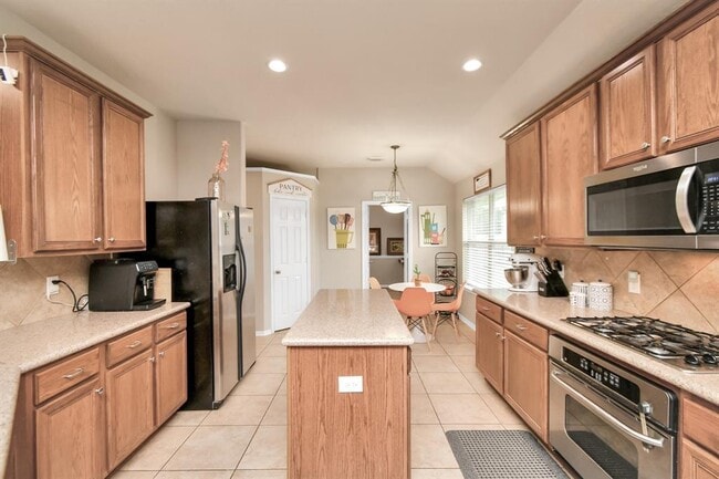 Building Photo - 2103 Breezeway Ln