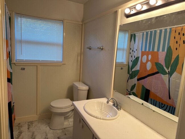 Building Photo - 3 Bedroom Home with Large Backyard near An...