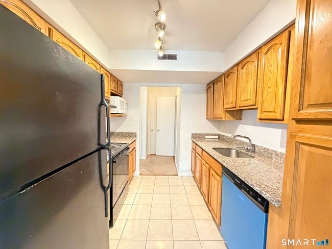 Building Photo - 14 Newtown Rd