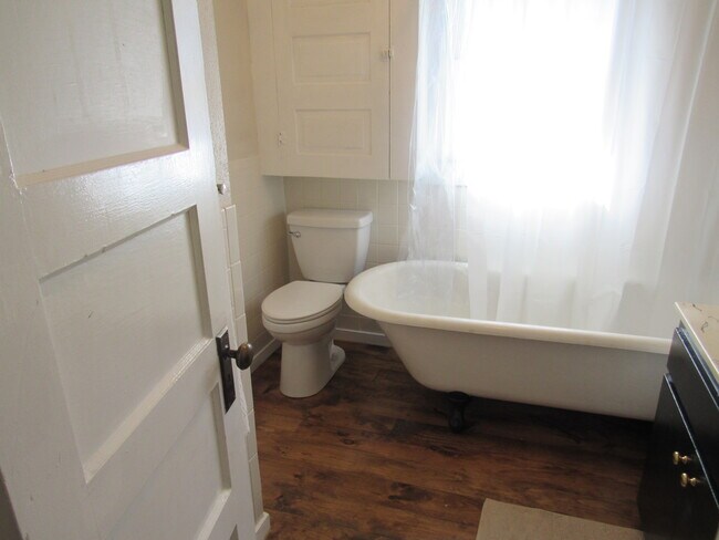 Building Photo - 206 E Columbia St