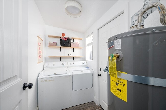 Building Photo - Awesome 2 Bed 1 Bath Remodeled House with Gated Front Yard