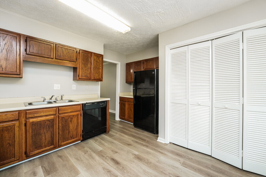 Building Photo - 5603 Wells Cir