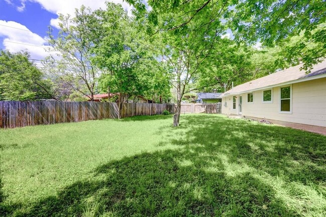 Building Photo - 3100 Ray Wood Dr