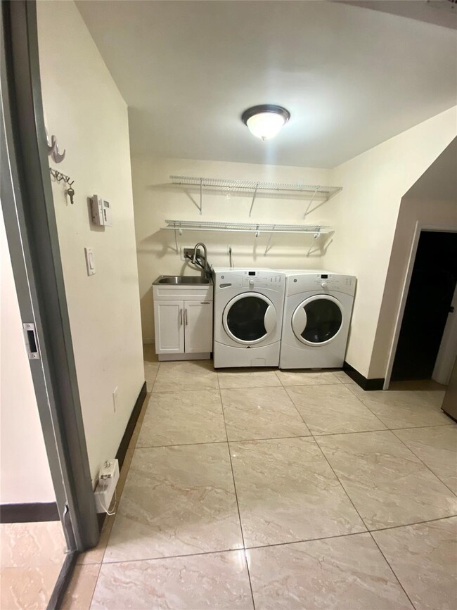Building Photo - 329 Soundview Ln