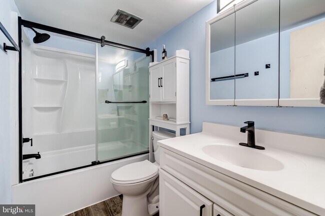 Building Photo - 6012 Westchester Park Dr