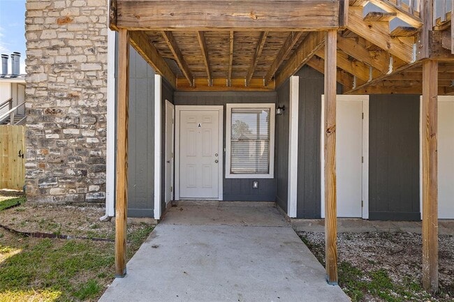Building Photo - 9903 Roxanna Dr