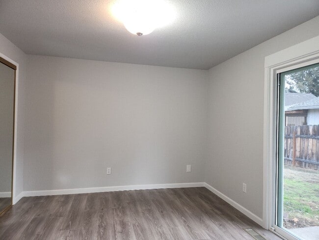 Building Photo - Modern 3 Bedroom Home with Spacious Backyard