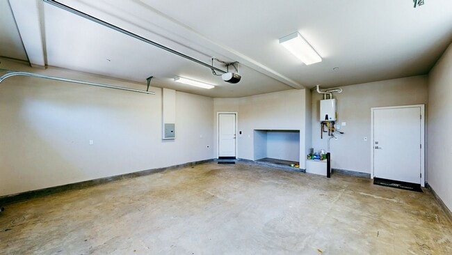 Building Photo - Rare Santa Rosa Four Bedroom house in Desi...