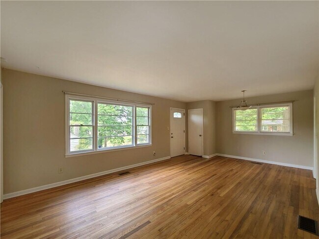 Building Photo - 3225 Forrest Hills Dr SW