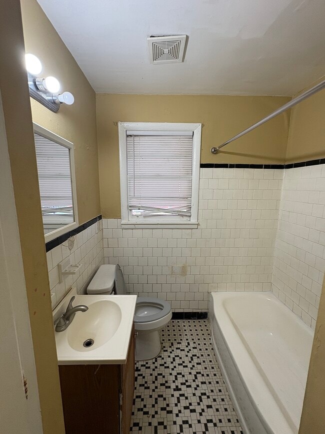 Building Photo - 622 6th St